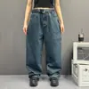 Jeans de brim clássico, estilo vintage, com lavagem, silhueta reta e em A, oferecendo um visual relaxado e chique sem esforço.
