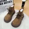 Populares botas Martin de suela gruesa para mujer, nuevo estilo invierno 2026, zapatos de algodón del noreste, que aumentan la altura, forrados de felpa, cálidos y hechos de gamuza, perfectos para clima nevado
