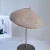 Boina de cor sólida com borda enrolada estilo japonês para mulheres, fina, estilo outono, chapéu de tricô versátil e estiloso, chapéu de pintor artístico e elegante, moderno