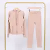 Conjunto Lulu Df de Jaqueta com Capuz e Calça Cropped, Jaqueta Stretch Ajustada com Gola Alta e Zíper Dourado, Roupa para Fitness e Yoga
