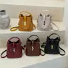 Bolsa balde de mão estilo coreano para mulheres, novo modelo de verão 2026, bolsa de ombro e transversal casual tecida de nicho