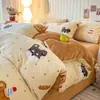 Conjunto de Quatro Peças de Leite Fleece Espesso de Alto Gramatura Cobertor Dupla Face de Flanela de Inverno Conjunto de Três Peças para Dormitório Estudantil de Fleece de Coral