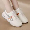 Sapatos Femininos de Tamanho Grande para Travessia de Fronteira Primavera e Outono Novos Sapatos Esportivos de Couro Estilo Coreano Feminino Sola Grossa Casual Sola Macia Sapatos de Corrida Estilo Pai
