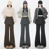 Calça flare feminina forrada com fleece, espessa, de caxemira, novo estilo outono/inverno 2026, cintura alta, modeladora, design falso de duas peças, que cobre o quadril, calça flare