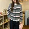 Suéter redondo de punto con rayas de bloques de color suaves y bordado de crisantemo, cárdigan estilo universitario coreano suave y acogedor para mujer