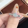 Anel de Diamante Bolha de 1 Quilate de Luxo Leve e Simples cravejado com Oito Corações e Oito Flechas Diamante de Alto Carbono Anel de Diamante Redondo Pequeno e Versátil para Mulheres