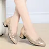 Novos Sapatos Femininos de Verão 2026 com Salto Médio, Sapatos Femininos Confortáveis de Tela, Sandálias de Salto Bloco Vazadas com Bico Fechado para Mães de Meia-Idade