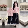 Nueva Moda de Verano para Niñas Mayores: Conjunto de Dos Piezas de Moda: Camiseta de Manga Corta Estilo Coreano y Pantalones Anchos Casuales con Parches a Cuadros