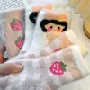 Calcetines gruesos, cálidos y lindos de fresa de dibujos animados para usar en casa, perfectos para otoño e invierno. Estos calcetines suaves y cómodos son versátiles y adecuados para estudiantes y niños, y vienen en longitud de media pantorrilla.