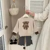 Suéter para niños, nueva colección otoño/invierno 2026, súper lindo, adorable diseño de oso de dibujos animados, top de punto tipo jersey, atuendo de otoño