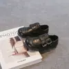 Sapatos Pretos de Couro para Meninas 2026 Nova Coleção Primavera e Outono Sapatos Casuais Infantis com Velcro Estilo Princesa Britânica Sapatos Macios para Bebês