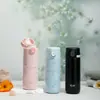 Taza Fresca y Sencilla con Aislamiento al Vacío y Tapa Pop-Up de un Solo Toque, Mantiene Caliente y Frío, Botella de Agua Elegante para Hombres y Mujeres