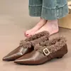 Zapatos Pequeños de Cuero Estilo Francés Puntiagudos Tacón Kitten para Mujer 2026 Otoño/Invierno Nuevas Llegadas Calzado de Abrigo Zapatos Peludos con Forro de Terciopelo Adentro Correa Única con Hebilla Planos
