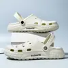 Nuevos zapatos perforados de suela gruesa para mujer, adecuados para usar al aire libre en primavera y verano, hechos de EVA, que aumentan la altura, antideslizantes, talla grande, sandalias de pareja, versión negra para hombre