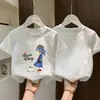 Camiseta Casual Estilosa de Verão com Manga Curta para Meninas 2026 Novo Estilo Estampa de Desenho Animado Algodão Puro para Crianças Maiores