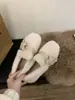 Sapatos brancos felpudos femininos, com aumento de altura, para outono e inverno de 2026, forrados com fleece, sapatos quentes de algodão, sapatos versáteis de algodão, mocassins