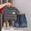 Nueva Ropa de Verano para Niños: Conjunto de Dos Piezas: Camiseta Rayada Holgada de Cuello Redondo y Shorts de Mezclilla Elegantes de Manga Corta