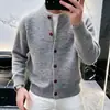 2026 Cárdigan de Punto Simple de Lujo Ligero para Hombre Otoño Invierno Nuevo Cuello Redondo Color Sólido Estilo Perezoso Abrigo Suéter Holgado Moderno