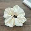 Scrunchie Coreano Brilhante Cor Creme Perolado, Acessório de Cabelo de Cetim de Alta Qualidade para Rabo de Cavalo Baixo de Menina