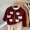 Ropa infantil coreana: Cárdigan de punto con estampado de oso de dibujos animados, suéter rojo con cremallera para otoño/invierno, para niños y niñas