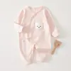 Macacão de Bebê 100% Algodão Estilo Borboleta Roupa para Recém-Nascido com Botões Laterais Proteção da Barriga Macacão Estilo Primavera e Outono Roupa para Recém-Nascido para Todas as Estações