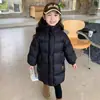 Casaco de algodão de inverno para meninas 2026 inverno infantil preto e dourado comprimento médio bebê jaqueta acolchoada de algodão estilo moderno