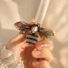 Broche de Abelha Extra Grande Cravejado com Diamantes, Design Exagerado e Único, Acessório Versátil para Ternos e Jaquetas, Texturizado com Aplicações de Diamante