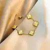 Comercio Electrónico Transfronterizo Europeo y Americano Popular Pulsera de Acero de Titanio Doble Cara Oro de 18 Quilates Trébol de Cuatro Hojas de la Suerte Joyería de Acero Inoxidable para la Mano Venta al por Mayor