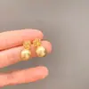 Pendientes Retro de Metal y Perla con Camelia para Mujer Diseño de Nicho Estilo Frío Simples Versátiles Elegantes Pendientes de Botón