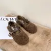 Sapatos peludos femininos de sola reta para uso externo, novo estilo outono e inverno 2024, versáteis, forrados com fleece, quentes, mocassins de tira única