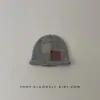 Gorro de Bebé Moda Retro Borde Enrollado Tejido Protección Auditiva para Niños y Niñas Botón Personalizado Cálido y Resistente al Frío Gorro Pullover Moderno