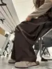 Pantalones anchos color marrón melardo para mujer, nueva colección otoño 2026, corte holgado, estilo boyfriend, cintura alta, adecuados para figuras petite, con detalles de pliegues