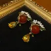Bronce Antiguo Occidental Chapado en Oro Vintage de 18K Combinado con una Piedra Principal Roja Tipo Arañazo de Gato y Diseño de Flor en Esmalte Blanco