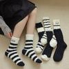 Meias de veludo australiano novas de inverno, espessadas, quentes, para casa, femininas, cor preto e branco, listradas, com laço, meias toalha