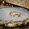 "Todas las estrellas" lujo ligero hojas irregulares circonita anillo hueco exquisito chapado en oro anillo artístico para dedo índice