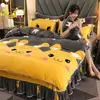 2026 Novo Conjunto de Quatro Peças em Lã de Leite de Peso Elevado Flanela Espessa Fleece Coral Fleece Sable Dourado Estilo Saia de Cama com Estampa Fleece