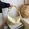 Nova Bolsa de Dumpling Estilo Coreano Simples com Padrão Lichia para Mulheres, Couro Macio Versátil Fashionável para o Dia a Dia Ombro Transversal