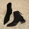 Botines ajustados para mujer, nuevos zapatos de tacón alto para otoño e invierno 2026, punta fina, tacón grueso, gamuza, aspecto de alta gama, botines con forro de felpa