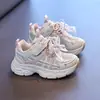 Zapatos deportivos de verano antideslizantes de suela blanda para niñas y niños mayores, nuevo modelo 2026, zapatos de malla simples a la moda para niños y niñas, transpirables