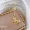 [Aço titânio] Cavalo Pisando Montanhas e Rios Luz Luxo Elegante Lindo Colar de Diamantes Corrente de Clavícula Feminina All-match Corrente de Aço de Titânio