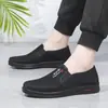 Sapatos de Pano Old Beijing Masculinos Primavera/Verão 2024 Novo Estilo Meia-idade e Idosos Slip-on Sapatos de Pai Solado Macio Leves de Lona para Homens