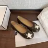 Versión en stock~2026 nuevos zapatos planos de ballet con lazo y estrella, punta poco profunda, cuero suave, zapatos de abuela, zapatos de un solo color con patrón de diamantes