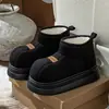 Botas de nieve de suela gruesa para mujer, forradas de felpa y engrosadas para el invierno, con diseño de talón cerrado, adecuadas para uso tanto en interiores como en exteriores, estilo retro y con un forro esponjoso para mayor altura