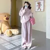 Elegante atuendo de otoño/invierno 2026 para mujeres embarazadas: un conjunto chic y casual de dos piezas que presenta una sudadera de manga larga con cuello alto y pantalones de pierna ancha, perfecto para un look relajado y sin esfuerzo