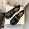 Uva Uva Estilo Britânico Bico Redondo Fivela Dourada 2026 Nova Moda Sapatos Mocassim de Salto Grosso Sapatos Pequenos de Couro Estilo Europeu e Americano Sapatos Femininos