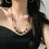 Collar de cadena para clavícula de alta calidad estilo Maillard con diseño de madera de ojo de tigre natural y madera de agarwood