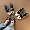 Look de Influenciadora Estilo Coreano: Sandália Mary Jane de Couro com Bolinhas Costas Abertas 2026 Verão Salto Baixo Bico Redondo Couro Genuíno Fechada na Ponta para Mulheres