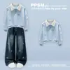 Elegante y moderno conjunto de primavera/otoño: un top dulce de manga larga con pajarita combinado con jeans de moda