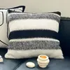 Sofá moderno minimalista con cojines estilo ins en blanco y negro, patrón de cebra de lujo ligero, adecuado para sala de estar, mesita de noche y casa de huéspedes, funda de almohada vintage para ventanal