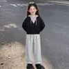 Conjunto de dos piezas de moda para niñas de primavera y otoño con un nuevo diseño de nicho, que incluye una sudadera con capucha de dos piezas falsas y pantalones casuales a cuadros